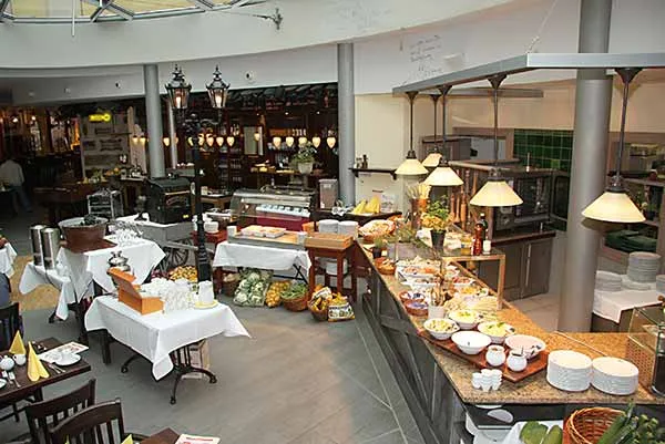 Brunchbuffet unter der Glaskuppel des DRESDEN 1900 mit gedeckten Tischen