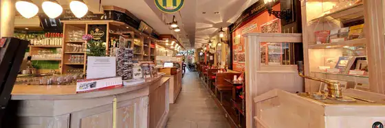Nachgebaute Wallstraße mit Bürgerhausfassaden und historischen Laternen im Innenraum